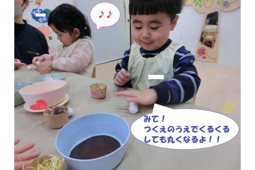 <span style='color:#b7ff70;'>机の上</span>でくるくるすると<br><span style='color:#ffaf60;'>きれいな丸の形</span>になることを<br><span style='color:#b770ff;'>発見する姿</span>も見られました✨<br><br><span style='color:#7575ff;'>ほそなが~い</span>形や<span style='color:#75baff;'>平な</span>形と<br><span style='color:#ff4747;'>色々な形</span>が見られて<br>見ている方もとても楽しかったです<span style='color:#ff0000;'>♡</span>