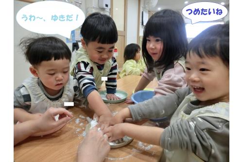 リンスを混ぜ混ぜ！<br>かき混ぜていくとどんどんと<span style='color:#70ffff;'>雪</span>に<span style='color:#6b6bff;'>変化</span>していく<br>様子に<span style='color:#ff6b6b;'>大興奮</span>でした✨<br><br>「<span style='color:#b770ff;'>うわ～つめたい</span>」<br>「ギュッギュってしたら<span style='color:#ff47a3;'>形</span>がつくれるよ！」<br>