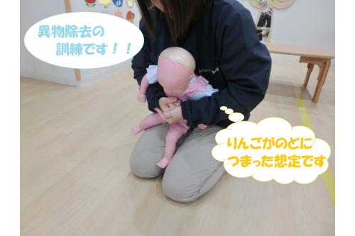 今回は<span style='color:#ffbc7a;'>食事中</span>に<span style='color:#ff0000;'>りんご</span>を食べていて<br><span style='color:#ff7a7a;'>のど</span>に詰まらせた想定で行いました。<br><br>まずは<span style='color:#ff7f00;'>のど</span>に詰まっている<span style='color:#ff7a7a;'>異物=りんご</span>を<br><span style='color:#bc7aff;'>素早く</span>吐き出させます。<br><br>今回は<span style='color:#007fff;'>1歳児以上</span>という設定だったので<br><span style='color:#007fff;'>腹部突き上げ法</span>を行いました。<br><br>実際に<span style='color:#7aff7a;'>人形</span>の口の中に<span style='color:#ff0000;'>異物</span>を入れて<br>訓練しました<span style='color:#ffff00;'>★</span><br><br>力加減がなかなか難しかったです<span style='color:#00ffff;'>(>_<)</span>