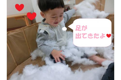 最初は綿を<span style='color:#ff23ff;'>泡に見立てて</span><span style='color:#ff962d;'>お風呂</span>ごっこ!(^^)!<br><br><br><span style='color:#33ff33;'>頭</span>に乗せたり、<span style='color:#ff2d96;'>手足</span>を泡まみれにしたりと<br>感触を<span style='color:#ff9933;'>楽しんでいました</span><span style='color:#ff2323;'>♡</span>
