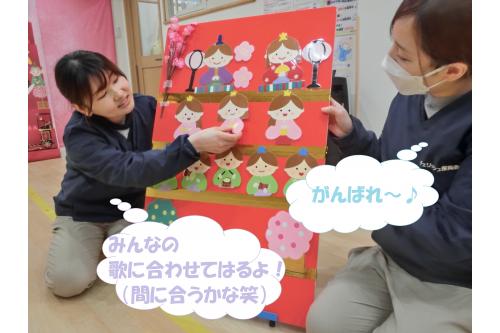 <span style='color:#ffbc7a;'>朝の会</span>で毎日『<span style='color:#ff7aff;'>うれしいひなまつり</span>』を<br>歌っていたので今日も<span style='color:#ffbc7a;'>元気いっぱい</span>で<br>歌ってくれた子どもたち<span style='color:#7affff;'>♪</span><br><br>なかには<span style='color:#ff7a7a;'>顔</span>を<span style='color:#ff4747;'>真っ赤</span>にしながら<br>歌う子どももいました(笑)<br>