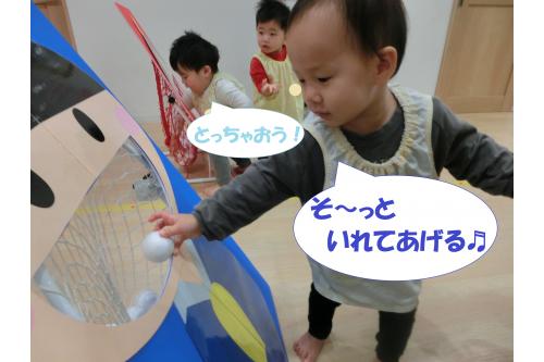 最後は<span style='color:#bcff7a;'>ゲーム</span>をしました<span style='color:#ff0000;'>!</span><br><span style='color:#7affff;'>発泡スチロールの玉</span>を<span style='color:#7affff;'>ひなあられ</span>に見立てて<br><span style='color:#ff7abc;'>おひなさま</span>・<span style='color:#7abcff;'>おだいりさま</span>に食べさせてあげる<br>「<span style='color:#7affbc;'>玉入れ(ひなまつりバージョン)</span>」をしました<span style='color:#ffff00;'>★</span><br><br>最初は<span style='color:#ffbc7a;'>りすチーム(1歳児)</span>と<span style='color:#bcff7a;'>ひよこチーム(0歳児)</span>が挑戦<span style='color:#ff0000;'>!!</span><br><br>いろいろな<span style='color:#ff7aff;'>入れ方</span>、<span style='color:#ff7abc;'>投げ方</span>がありました<span style='color:#ffbc7a;'>(笑)</span>