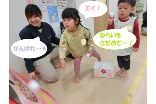 その後は<span style='color:#ff00ff;'>うさぎチーム(2歳児)</span>が挑戦<span style='color:#ff0000;'>!</span><br><span style='color:#ff00ff;'>うさぎチーム</span>は<span style='color:#7abcff;'>少し離れた位置</span>から投げて入れてみることに…。<br><br>「むずかしい!」「はいった!」と<span style='color:#ffbc7a;'>反応も様々</span>でした<span style='color:#bc7aff;'>♪</span><br>ひなまつり会が終わったあとも<br><span style='color:#ff7aff;'>歌</span>を歌ったり、<span style='color:#7affbc;'>ゲーム</span>を引き続き<br>楽しむ子どもたちでした<span style='color:#bc7aff;'>(*^^*)</span><br><br>また一<span style='color:#bc7aff;'>つ素敵な思い出</span>が増えた<br>一日となりました<span style='color:#ff0000;'>♡</span><br><br>次回のブログもお楽しみに<span style='color:#ffff00;'>★</span>