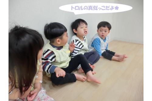 絵本の真似をして<span style='color:#ff007f;'>「こんな顔!」</span>と披露してくれました<span style='color:#ffff00;'>★</span><br>みんなで覗き込んで<br><span style='color:#7f00ff;'>「似てる似てる~」</span><br><span style='color:#007fff;'>「もっとこんな感じじゃない?」</span>なんて話も聞こえてきます。<br>