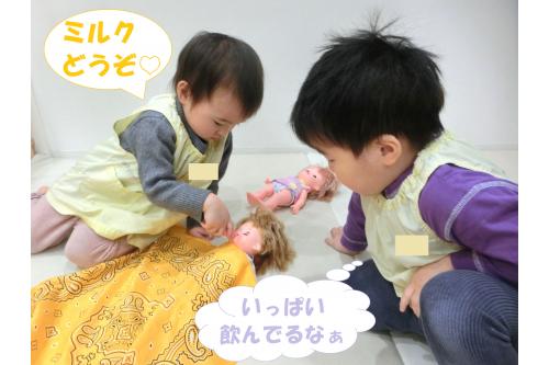 「<span style='color:#ff60ff;'>あかちゃん泣いてる</span>」<br>「<span style='color:#6bb5ff;'>ミルクどこにある?</span>」<br>「<span style='color:#af60ff;'>眠いみたいやわ~</span>」と<br>あかちゃんの様子を見ながら<br>かわいがっています♥<br>