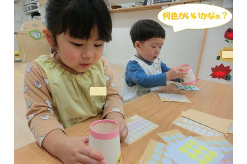 まずは<span style='color:#ff7f00;'>紙コップ</span>にシールを貼って飾り付け。<br>色や大きさも様々な<span style='color:#00ff00;'>シール</span>に目移りするかと思いきや…<br><br>どんどん選んで貼って完成させていきました✨<br>