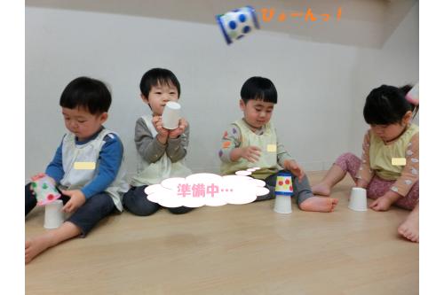早速<span style='color:#7f00ff;'>ロケット飛ばし</span>に挑戦！<br><br>はじめは苦戦して<span style='color:#0000ff;'>「飛ばない～」</span>と<br>言っていましたが<span style='color:#ff7f00;'>力加減を挑戦</span>すると<br>ぴょーんっと高く飛び上がりましたよ<span style='color:#007fff;'>(^^♪</span><br>高く飛びあがるたびに<br><span style='color:#ff007f;'>「今の見てた？！」</span>と大興奮！<br>