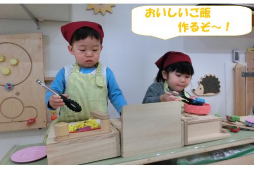 <span style='color:#ff007f;'>なりきりあそび</span>がとっても上手なうさぎチームは<br><span style='color:#ff7f00;'>キッチン</span>で上手にお料理<span style='color:#007fff;'>♪</span><br><span style='color:#7f00ff;'>フライパン</span>を振ったり<br><span style='color:#00ff00;'>トングでお皿に移す</span>作業を<br>楽しんでいますよ<span style='color:#ffff00;'>(^^♪</span>