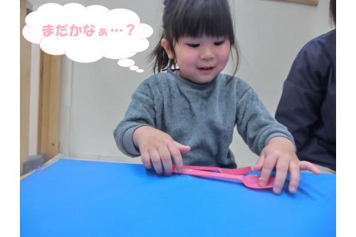 お客さん役のお友だちは<br><span style='color:#7f00ff;'>スプーンとフォーク</span>を並べて<br><span style='color:#ff007f;'>「早く食べたいなぁ~」</span>とウキウキしたり<br><span style='color:#ff7f00;'>「お味噌汁とちゅるちゅるお願いします!」</span>と<br>注文しています<span style='color:#ffff00;'>★</span>