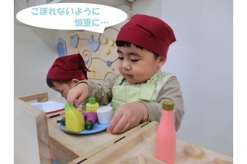 注文を受けた商品を<br><span style='color:#0000ff;'>慎重に慎重に</span>運んで…<br>