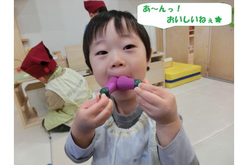 大きなお口で<span style='color:#0505ff;'>「あ~んっ!」</span><br><span style='color:#ff007f;'>おいしいね</span>と嬉しそうに教えてくれますよ<span style='color:#7fff00;'>♪</span><br><span style='color:#7f00ff;'>日頃の外食の経験</span>などを<br><span style='color:#ff7f00;'>おままごとに投影して</span>遊ぶ姿も増えて<br>さらにバリエーションの増えたごっこあそび。<br><br>子ども達だけで<span style='color:#ff007f;'>なりきる遊び</span>が<br>たのしくて<span style='color:#05ff05;'>いろいろな人</span>に<br>なりきってくれます<span style='color:#007fff;'>(^^♪</span><br><br><span style='color:#ff7f00;'>「そのようにみえてるんだ~!」</span>と<br>保育者が感じることもたくさん。<br><span style='color:#007fff;'>子どもたちの感性</span>を<br>これからも見せてもらえたらと<br>思います✨<br><br>また、次回のブログもお楽しみに<span style='color:#ffff00;'>★</span>