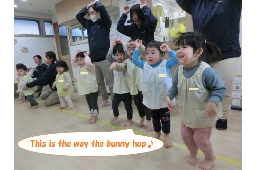 Dance timeはみんなで<span style='color:#ff007f;'>Easterbunny</span>になりきり<br>ジャンプをしたり、鼻を動かしたり…<br><br><span style='color:#00ff00;'>楽しんで踊る</span>姿に保護者の方も<br>思わず手拍子をしてくださいました!<br>