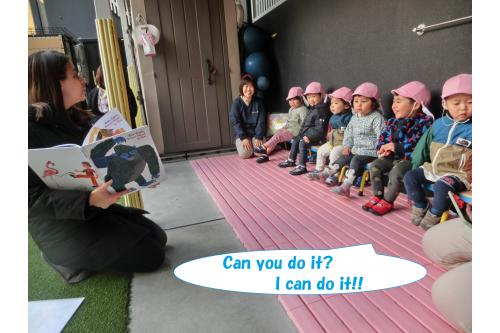 Outside lessonはまず<span style='color:#7f00ff;'>Story time</span>から。<br><br>絵本の中の動物の動きを真似るのですが<br><span style='color:#ff007f;'>「I can do it!」</span>の掛け声をいいながら楽しんでいました♪<br>