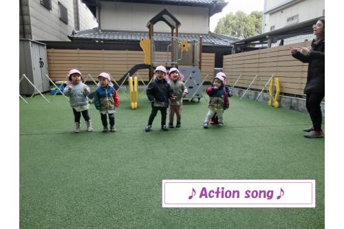 最後はみんな大好きな<span style='color:#ff007f;'>「Action song♪」</span><br>かわいいポーズをたくさん決めてくれました!<br><span style='color:#00ff00;'>「Line up」</span>の掛け声にしっかりと並んで<br>ダンスを披露できました<span style='color:#ffff00;'>★</span><br>だいすきな<span style='color:#ff7f00;'>英語レッスン</span>をお父さんお母さんに見てもらえたのが<br>うれしかったのか次の日には<span style='color:#ff007f;'>「すごかったって言うてた!」</span>と<br>たくさん教えてくれました。<br><br>これからも<span style='color:#ff7f00;'>たのしい時間</span>にしていけたらと思います。<br><span style='color:#ff007f;'>ご参加ありがとうございました♪</span><br>また、次回のブログもお楽しみに<span style='color:#ffff00;'>★</span>