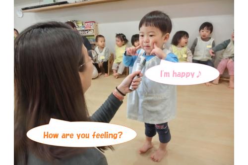 <span style='color:#7f00ff;'>Roll call(出席確認)</span>では<br><span style='color:#ff007f;'>「How are you feeling?」</span>という<br>English teacherの問いかけに<br><span style='color:#ff007f;'>「I'm happy!」</span>と答えることができました(^^♪<br>