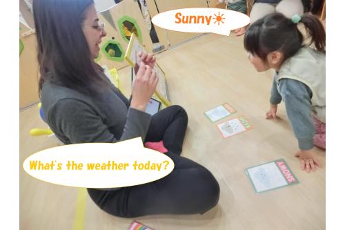 Wether songのあとは今日の天気の確認!<br><span style='color:#ff7f00;'>「What's the weather today?」</span>と聞かれると<br><span style='color:#ff0000;'>「Sunny☀」</span>と上手に答えて拍手もしていただきました♪<br>