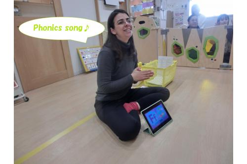 <span style='color:#00ff00;'>Phonics song</span>は発音を覚えるだけでなく<br>登場する動物などの<span style='color:#00ff00;'>動きや鳴き声</span>も<br>真似していますよ<span style='color:#ff0000;'>♡</span>