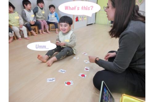 <span style='color:#ff007f;'>English teacher</span>が<span style='color:#ff7f00;'>Phonics</span>を発音し<br>それを当てるゲームは少し難しいのですが<br>みんななんなくクリア<span style='color:#ffff00;'>★</span><br><span style='color:#7f00ff;'>「簡単やで~」</span>という言葉を<br>よく聞きます(笑)<br>
