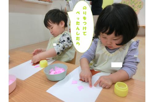小さくちぎれたら<br>のりをぬりぬりして<br>大きな<span style='color:#0fff0f;'>幹の上</span>にペタペタ<span style='color:#ff5b5b;'>！</span><br><br>「<span style='color:#ff6666;'>どこに貼ろうかな～</span>」<br>「<span style='color:#baff75;'>あっ、ここにしよ</span><span style='color:#75ffba;'>！</span>」と<br>お友達や先生と<span style='color:#ba75ff;'>やり取り</span>しながら<br><span style='color:#75baff;'>夢中</span>で取り組んでいました(*^^*)<br>