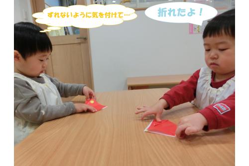 4月は<span style='color:#7f00ff;'>「できない…」</span><span style='color:#007fff;'>「むずかしい」</span>という<br>言葉がたくさん聞こえてきていましたが<br>いまでは<span style='color:#00ff00;'>「どうしたらできるかなぁ？」</span>と<br>考えて楽しむ姿や<span style='color:#ff007f;'>「ひとりでできた！」</span>と<br>達成感を持って取り組む姿が増えました<span style='color:#ffff00;'>★</span>