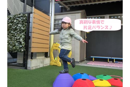 こ～んな高いところで<br><span style='color:#007fff;'>片足でバランス</span>を取ることも<br>できるようになりました<span style='color:#7f00ff;'>♪</span><br><span style='color:#ff007f;'>「せんせい！写真撮って～」</span>と<br>よくポーズを取って見せてくれます<span style='color:#00ffff;'>(^^♪</span>