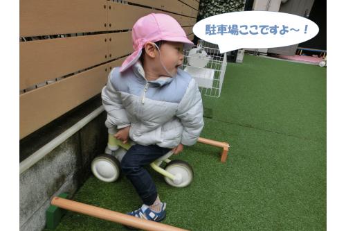 ごっこあそびはもちろんだいすきな園庭でも<span style='color:#ff7f00;'>♪</span><br>自分たちで遊具を運び<br><span style='color:#ff007f;'>「駐車場ですよ～」</span>と<br>お気に入りのバイクを止める場所を<br>作ってくれました！<br><br>前向き駐車だけでなく<br>バック駐車もお手のもの<span style='color:#ffff00;'>★</span><br>保護者のかたの様子も<span style='color:#ff00ff;'>よ～く観察</span>しているのが<br>わかりますね(^^♪<br>