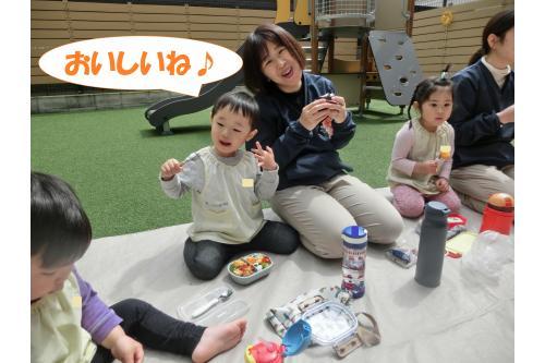 朝からずっと楽しみにしていたお弁当に<br><span style='color:#ff00ff;'>「おいしいね~!」</span>といろんなところから<br>声が聞こえてきました<span style='color:#ffff00;'>★</span>