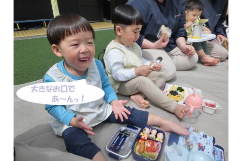 大きなお口でたくさん食べて大満足<span style='color:#ffff00;'>★</span><br><span style='color:#ff007f;'>「お弁当ぴっかりんしたよってママに言うんだ~」</span>と<br>嬉しそうに教えてくれました<span style='color:#00ff00;'>(^^♪</span>