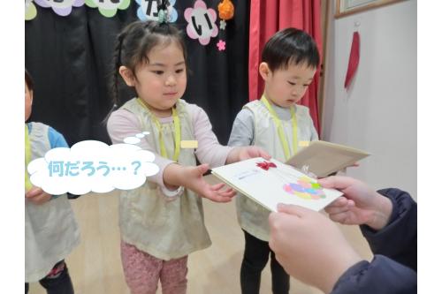 先生たちからのプレゼントは本のようなもの。<br><br><span style='color:#ff007f;'>「なんだろうこれ?」</span>と不思議そうにしていましたが<br>中には先生全員からのコメントやこれまでの写真!<br><br><span style='color:#7f00ff;'>「これベイビーの時のやつや!」</span>と<br>写真を見て大喜びでした。<br>