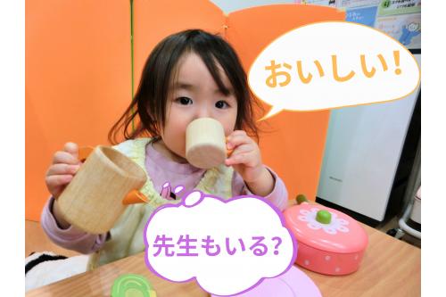 包丁で切ってみたり<br>フライパンで炒めたり<br>コップに注いでみたりと<br><span style='color:#ff3d3d;'>お家の人や先生の様子</span>を<br><span style='color:#51ffa8;'>真似して遊んでいる</span>姿も<br>あります♪<br>