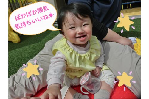 天気のいい日はござを敷いて<br>ゆっくり<span style='color:#ff7f00;'>日向ぼっこ♪</span><br><span style='color:#ff007f;'>お茶を飲んだり</span>お兄ちゃんお姉ちゃんが<br>遊んでいる様子を<span style='color:#007fff;'>ジーっと観察</span>したり…<br>