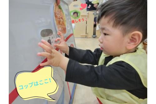 <span style='color:#0fffff;'>ペタっ</span>と<span style='color:#4c4cff;'>磁石</span>をくっつけるのが<br>面白くて、<span style='color:#ffba75;'>つけたり外したり</span>するのを<br>楽しんでいました<span style='color:#ff0a84;'>♥</span>