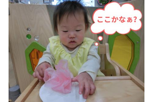 お花紙を<span style='color:#7f00ff;'>くちゃくちゃと<br>丸めて</span>貼ったのですが<br>好きな色を自分で指さしてみたり<br>手を伸ばしたり…<br><br>意思表示も<span style='color:#007fff;'>とっても上手</span>にしてくれます<span style='color:#00ffff;'>(^^♪</span>