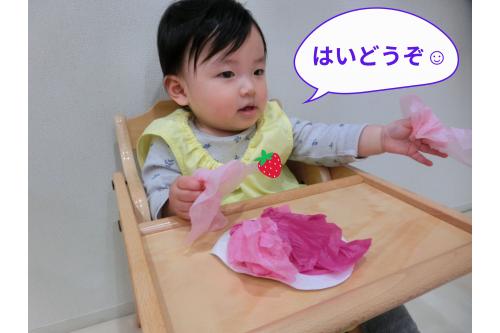 びりっと破れると<br><span style='color:#ff007f;'>「どうぞ～！」</span>と渡してくれる姿も<span style='color:#ffff00;'>★</span><br>上手にできると<br><span style='color:#00ff00;'>ぱちぱちと拍手</span>も披露してくれます<span style='color:#00ffff;'>♪</span>
