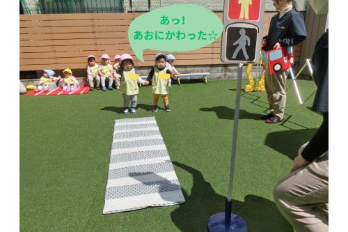 子ども達も実際に<br><span style='color:#75baff;'>横断歩道</span>を渡るのに<span style='color:#ff7070;'>挑戦</span>です<span style='color:#ff47a3;'>♪</span><br><br>信号機の色が<span style='color:#3d3dff;'>青</span>に変わったのを<br>しっかりと<span style='color:#ffaa56;'>確認</span>したら<br>