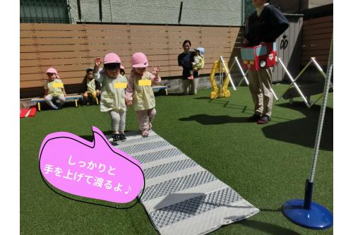お友達と<span style='color:#ff4cff;'>仲良く</span>手を繋ぎながら<br>上手に<span style='color:#75baff;'>横断歩道</span>を渡っていました<span style='color:#7affbc;'>(^^♪</span>
