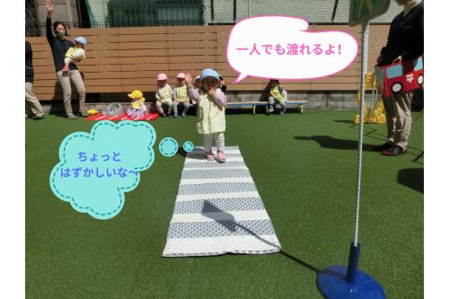 <span style='color:#ff1414;'>一人</span>でも<br>信号が<span style='color:#5b5bff;'>青</span>になったことを確認してから<br>しっかりと<span style='color:#60ff60;'>手を上げて</span>渡ることが出来ていましたよ<span style='color:#ff6b6b;'>！！</span>