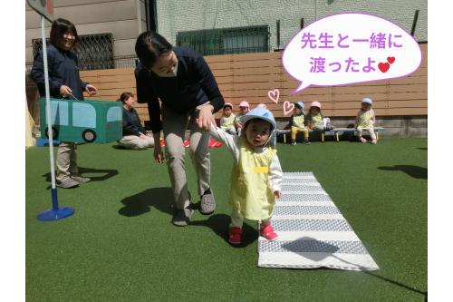 みんな<span style='color:#ba75ff;'>信号機の色</span>をしっかりと確認し<br><span style='color:#70b7ff;'>手</span>をあげながら<span style='color:#75baff;'>横断歩道</span>を渡ることが出来ていました<span style='color:#ff2d96;'>♥</span><br>これで<span style='color:#ff389b;'>交通ルール</span>もばっちりのようです✨<br><br>お散歩先でも、<span style='color:#70b7ff;'>信号</span>や<span style='color:#baff75;'>横断歩道</span>に<br><span style='color:#ff7575;'>興味</span>を持ってもらえるよう<br>今日のお話を少しでも<br>思い出してもらえたらと思います<span style='color:#ff9933;'>♪</span><br><br>次回のブログもお楽しみに<span style='color:#ffff00;'>☆</span>