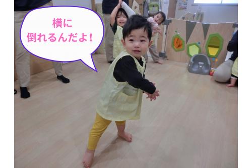 体操は<span style='color:#7fff00;'>「バナナ体操」</span><br>バナナになりきって<span style='color:#7f00ff;'>手を合わせて</span>上にあげています！<br><br>かわいいバナナに保育者もみんな<br>笑顔です<span style='color:#007fff;'>(^^♪</span><br><br>季節のうたや体操、手遊びは<br><span style='color:#ff7f00;'>園だより</span>に掲載していますので<br>ぜひお家でも一緒に楽しんでみてくださいね<span style='color:#00ffff;'>♪</span><br><br>また、次回のブログもお楽しみに<span style='color:#ffff05;'>★</span>