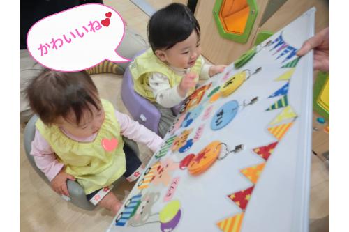 <span style='color:#ff7f00;'>ひよこチーム（0歳児）</span>も<br>カラフルなカレンダーに釘付けです！<br>