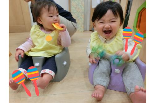 お歌が始まるとひよこチームも<br><span style='color:#ff007f;'>手を振ったり</span><span style='color:#00ff00;'>体を揺らして</span>楽しみます！<br>