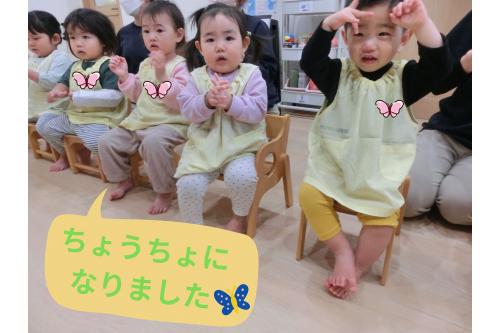 手遊びは<span style='color:#ff007f;'>「キャベツの中から」</span><br><span style='color:#ff00ff;'>指を上手に動かして</span>楽しんでいます✨<br>