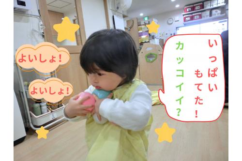 「<span style='color:#ff7abc;'>ぽ～い！</span>」と投げたボールは<br>「<span style='color:#ff7abc;'>ここにあった！</span>」「<span style='color:#bcff7a;'>ここにもあるー！</span>」と<br><span style='color:#7abcff;'>宝探し</span>のように<span style='color:#7affbc;'>見つけて</span>再び<span style='color:#bc7aff;'>ボールプール</span>の中へ<span style='color:#ff007f;'>♪</span><br><br><span style='color:#ff7abc;'>両手</span>と<span style='color:#ffbc7a;'>顎</span>も使って<span style='color:#ff7abc;'>たくさんのボール</span>を抱える<br>子どもたち<span style='color:#7a7aff;'>(^^♪</span><br><br>落とさないように<span style='color:#ff7aff;'>慎重</span>に<br><span style='color:#7abcff;'>真剣な表情</span>で運ぶ様子が<span style='color:#ff7aff;'>かわいい</span>ですね<span style='color:#ff7abc;'>♪</span>