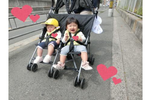 <span style='color:#00ff00;'>避難訓練</span>とはいえ、お外に出れて<br>大喜びの子ども達。<br><br>初めての<span style='color:#7f00ff;'>立ちバギー</span>に少しドキドキしたり<br><span style='color:#00ff00;'>ベビーカー</span>に笑顔も見られました♪<br>