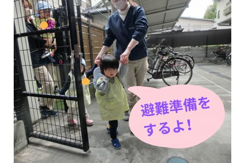 震度が大きく、<span style='color:#007fff;'>安全な避難場所</span>へ<br>移動しましょうということで<br><span style='color:#7f00ff;'>園庭から玄関に移動</span>しました。<br>