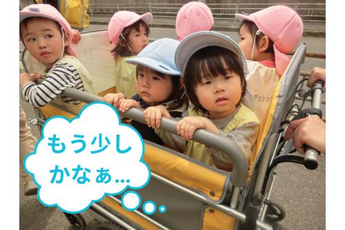 散歩車に乗って<span style='color:#ff007f;'>避難場所</span>に行きます。<br><br>どんなときも<span style='color:#007fff;'>安全</span>に行くために<br><span style='color:#00ff00;'>交通安全に従事</span>する人を設定しています！<br>