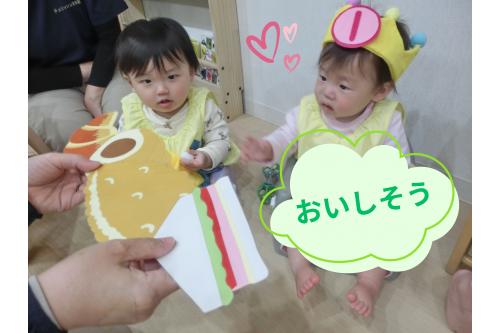 パネルシアター<span style='color:#96ff2d;'>『ぱんやに５つのめろんぱん』</span>を<br>見ながら、<span style='color:#ff2828;'>好きなパン</span>を選ぶひよこチーム（0歳児）<span style='color:#ff23ff;'>❤</span><br><br>仕草や表情で<br>しっかり<span style='color:#ff38ff;'>自己主張</span>しています<span style='color:#ff962d;'>(^^♪(^^♪</span>