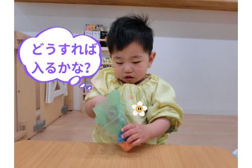 <span style='color:#a851ff;'>自分でやりたい</span>✨と<br>いう気持ちも芽生えて<br>先生がお手本を見せると<br>カップを傾けたり<br>お花紙を先に丸めたり<br>一人で<span style='color:#42a0ff;'>考えながら</span><br><span style='color:#ffb266;'>挑戦</span>している姿が<br>ありましたよ(^^♪<br>