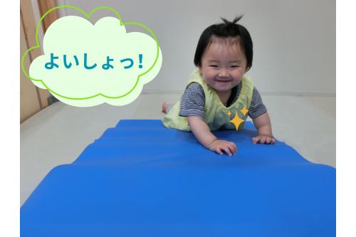 <span style='color:#7f00ff;'>三角お山のマット</span>も<br>ハイハイでドンドン登る子ども達！<br><br>とにかく<span style='color:#ff7f00;'>動くのがだいすき♡</span>な<br>ひよこチームなのでお山のマットを見つけると<br>大喜びで登っています✨<br><br><span style='color:#00ff00;'>新しい世界</span>でも自分で好きなことを見つけて<br>楽しんでいる<span style='color:#ff007f;'>ひよこチーム！</span><br>これからも新しい発見を一緒に<br><span style='color:#00ff00;'>楽しんで</span>いこうと思います。<br><br>また、次回のブログもお楽しみに<span style='color:#ffff00;'>★</span>