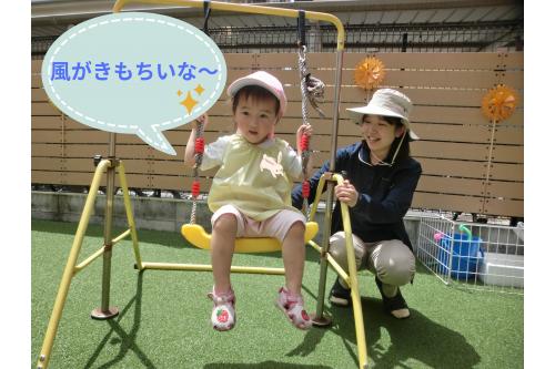 ブランコに<span style='color:#ff2323;'>積極的</span>な様子<span style='color:#ff1e1e;'>❤</span><br><span style='color:#2d2dff;'>時々遊ぶ</span>運動遊具では、<br>まずは<span style='color:#ff2d96;'>行動してみる姿</span>と<span style='color:#2d96ff;'>慎重な姿</span>とに分かれます(*'▽')<br>みんなの<span style='color:#ff9933;'>素直な反応</span>が<span style='color:#ff2893;'>可愛い</span>です☆<br>